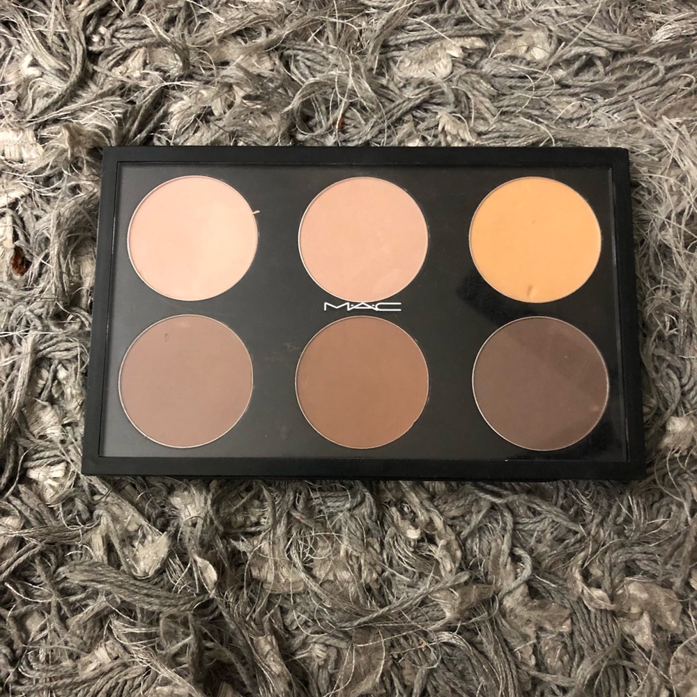 🚫 SOLD 🚫 MAC Highlight & Contour Pro Palette
